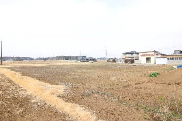 物件南側より北側前面道路を望む