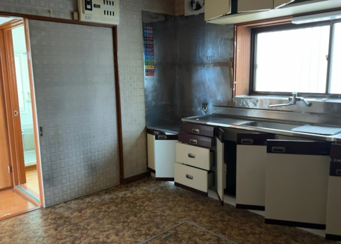 直線タイプはLとDKを一直線に並べた形で対面キッチンのタイプです。一般的なのでよく見かけるかもしれません。直線タイプに似た直接アイランドタイプは、キッチンとダイニングの間に壁がない分広く感じられます。
