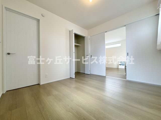 リビングの隣にある洋室です
