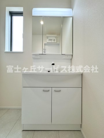 朝の身支度に便利な独立洗面台です
