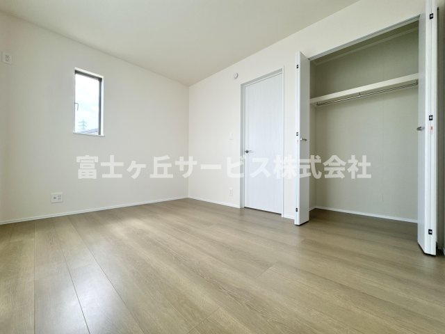 バルコニーに面した洋室です
