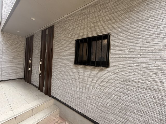 壁面の質感がおしゃれな高級感のあるアプローチ！屋根付きで雨の日でも慌てずに鍵の出し入れが可能♪