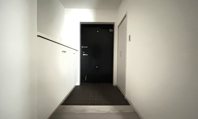 落ち着いた雰囲気の使いやすそうな玄関ですね♪玄関横のシューズボックスも嬉しい設備です♪