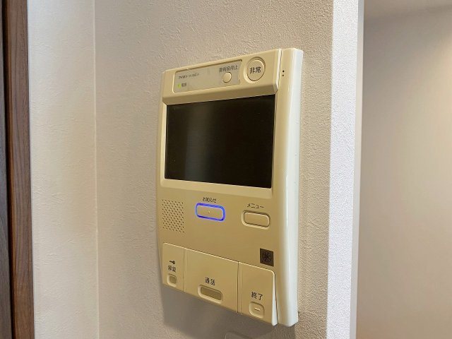 来訪者の顔をしっかりと確認してからドアを開けることができる安心のTVモニター付きインターフォンです。不審者の侵入を未然に防ぎ、ご家族の安全とプライバシーを守る心強い防犯設備です。