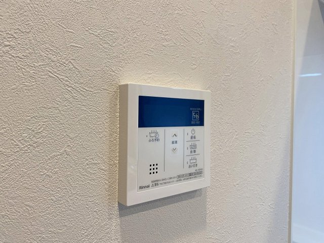 いつでも温かいお湯で快適なバスタイムを楽しめる便利な追い焚き機能の給湯パネルです。ご家族の入浴時間がずれてしまってもボタン一つで適温に温め直すことができ、毎日のリラックスタイムを支えます。