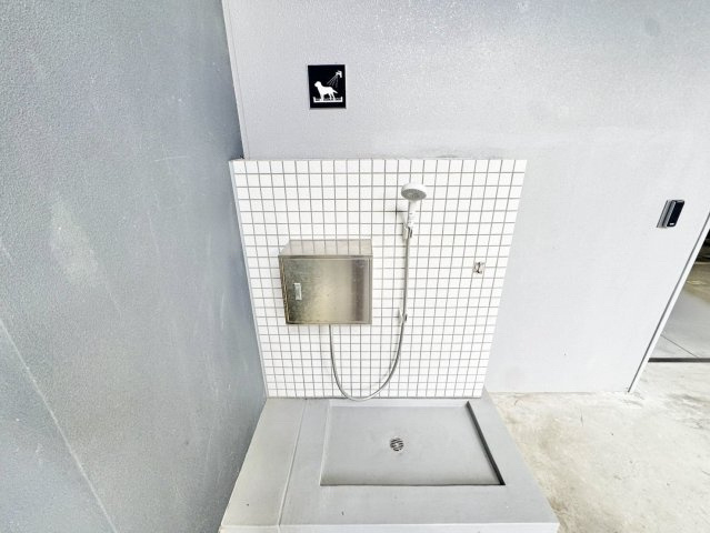 お出かけ帰りにそのまま直行できるペット専用の足洗い場。お部屋を汚さず、いつでも清潔に保てます。