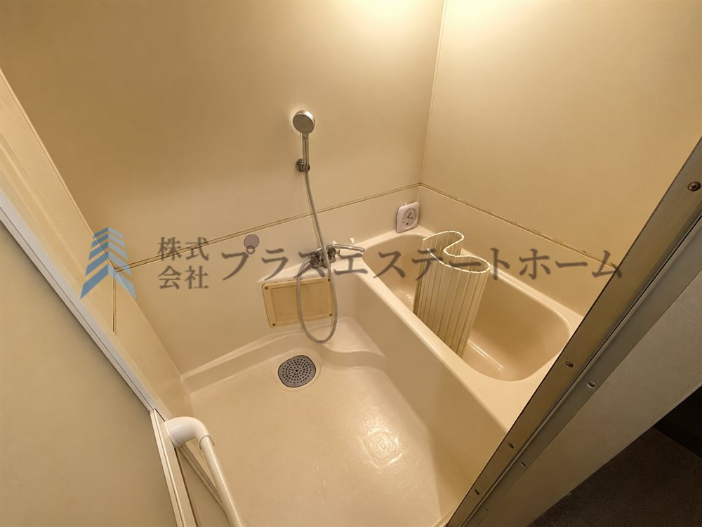 ※画像は実際の写真に家具・調度品を消去するAI加工を施しています　