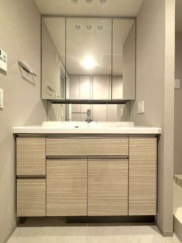 収納が充実した3面鏡付洗面化粧台！