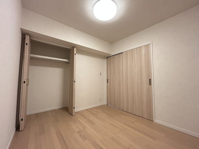キッチン横の洋室