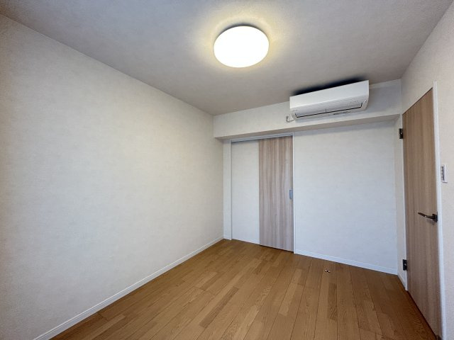 玄関入って左の洋室