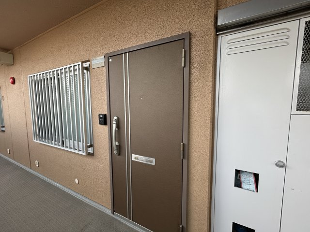 玄関ドアは新しく交換されています