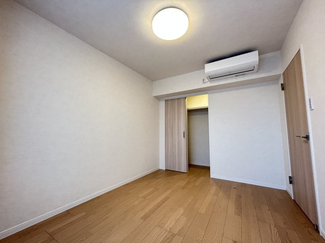 玄関入って左の洋室