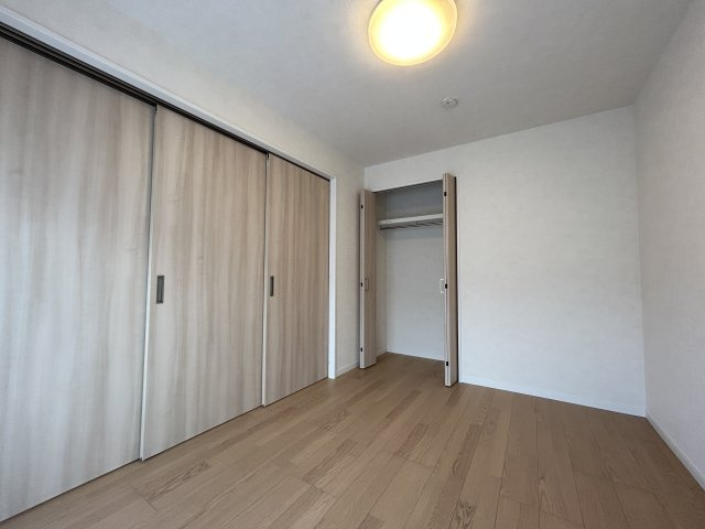 リビング隣接の洋室　扉で仕切ったところ