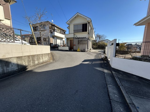 住宅地のため付近の交通量は少なめです♪