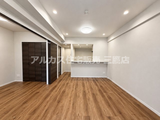 リビングダイニングと隣接する洋室の全景。可動式のスライド引き戸を開放することで一体感のある広々とした空間として活用できます。