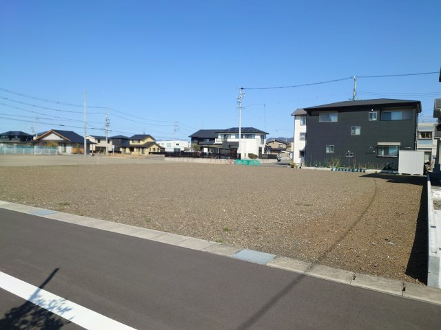 前面道路は幅員20ｍなので、広々開放的です！