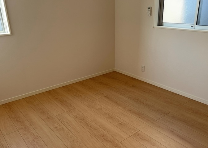 洋室のメリットは重い家具が置きやすく、身の回りが整理しやすいことです。　床がフローリングのため畳とは異なり凹みにくいです。　クローゼットなど収納が豊富で、普段使わない旅行カバンや服の整頓も簡単にです。