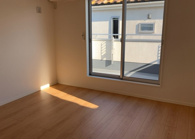 寝室でゆっくりと過ごすためにはベッド周りの適度な空間を担保することや窓の位置、照明の明るさ、寝室の広さなどを考える必要があります。自身や家族の構成とライフスタイルに併せて寝室にする部屋を選びましょう！
