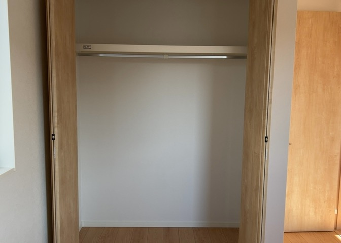 デザイン性を重視しすぎて収納が少なかった！なんてことにならないため、事前に現地で収納の数を確認しておくことをお勧めします。クローゼット以外にも床下収納や屋根裏収納、パントリーなどもチェックしましょう。