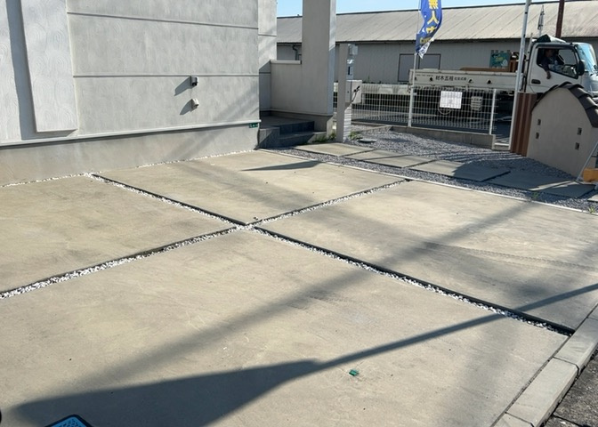 駐車場と明記されていても、最小スペースでつくられた駐車場だと大型車は駐車できなかったり、出入りしにくくなったりする可能性があります。お車のサイズと購入したい物件の駐車場のサイズを現地で確認しましょう。