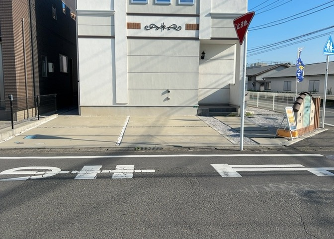 住宅用の土地では前面道路に2m以上接していなければならないと法律で定められています。しかし、お持ちの車のサイズやライフスタイルなどにより、2mでは利便が悪い場合もございますので、事前に確認しましょう。