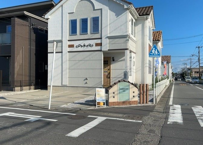 お持ちの車種によっては前面道路が広い方が便利でしょう。しかし、前面道路が広ければその分交通量が多くなるため、騒音などが気になる場合があります。実際に現地を見学し、周辺交通量や騒音などを確認しましょう！