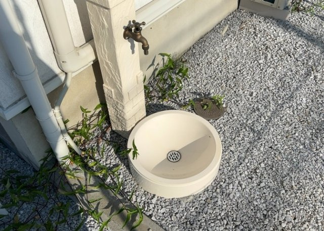 敷地内に散水栓や立水栓があると便利です。水道水を直接利用できるため、水を運ぶ手間を省くことが出来ます。大量の水を必要とする洗車作業や清掃などに役立ちます。その他設備とあわせて、現地でご確認ください。