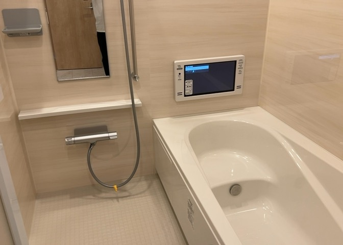 入浴時の快適さも大事なことですが、綺麗な状態を維持できなければ気持ちよく入浴できません。毎日の掃除が楽という点は大事なポイントになります！カビが生えにくく掃除がしやすい、壁や浴槽を選ぶといいでしょう。