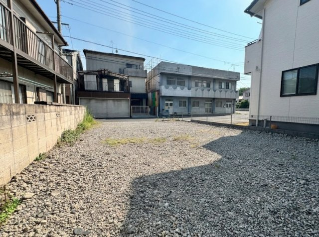土地面積145.27？（43.94坪）のゆとりある敷地で、整形地のため使い勝手の良い区画です。建物や駐車スペース、お庭なども配置しやすく、ご家族のライフスタイルや希望に合わせた住まいづくりが叶います。