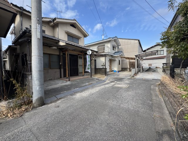 前面道路は近隣の方の利用が中心となる生活道路で、全体的に落ち着いた雰囲気です。交通量が多すぎず、車の出入りもしやすいため、運転が苦手な方にも配慮された環境。住まいとして安心感のある立地です。