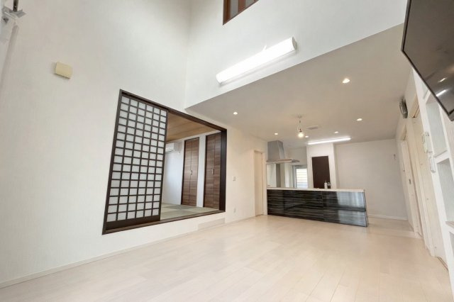 吹き抜けのある広々リビング！小上がりの和室もあります♪