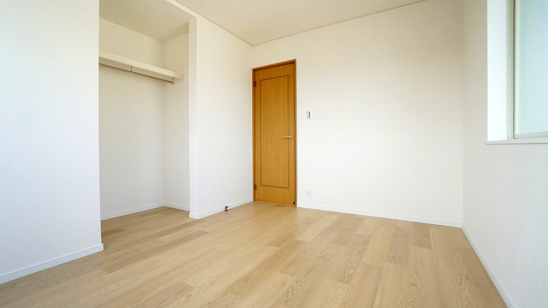 2Ｆの洋室1　明るいひろびろ空間、大容量の収納つき