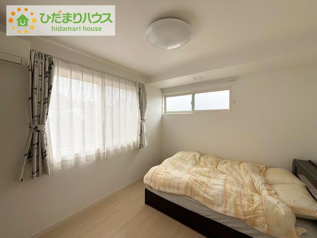 天井の高い主寝室。ゆっくりと過ごせる大人のくつろぎ空間！