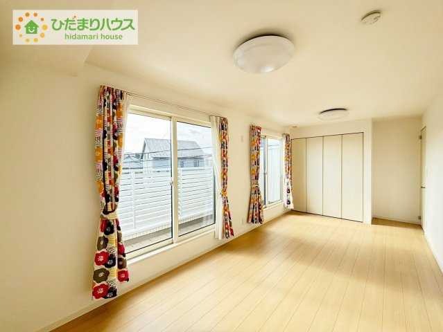 バルコニーに面していて、たっぷり光りの入る明るい子供部屋です！