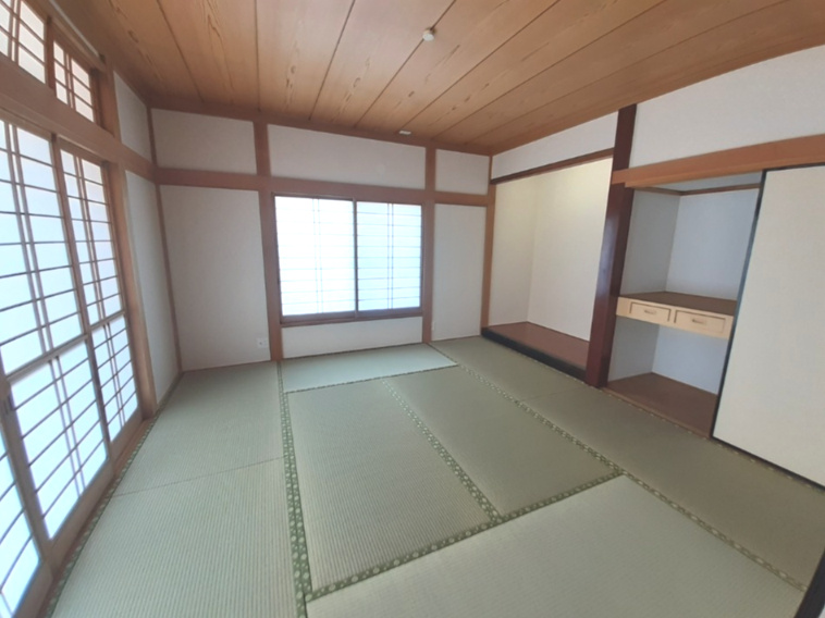 1階和室部分は押し入れ、縁側、床の間が揃った8帖の空間。LDKと続き間です。和室はお子様のお昼寝スペースや、来客時にも重宝します。