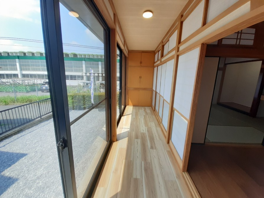 和室の南側に面する明るい縁側です。外と室内を繋ぐ縁側は、人の出入りや大型の荷物や家具の搬入も可能。陽当たりが良い為物干しスペースや日向ぼっこにも最適。外気を遮断し、室内温を一定に保つ効果もあります。