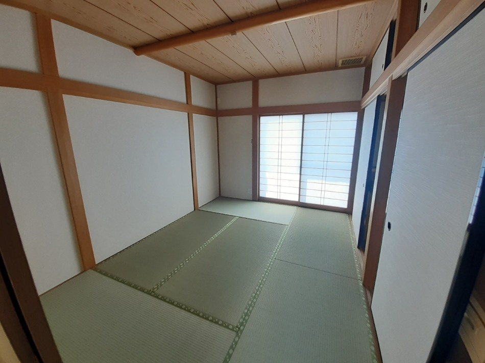 2Ｆ中和室6帖、押し入れが付いており収納力がございます。畳には調湿効果があり快適にお過ごしいただけます。