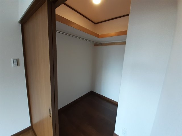 奥行のある収納はウォークインクローゼットとしてお使いただけます。季節の衣服や寝具、バッグ等十分に収納いただけます。