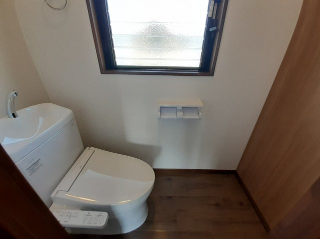 2階トイレ。温水洗浄便座機能付き。2階も窓がついており明るいトイレです。寝室に近い2階トレイは、年配の方は勿論、お子様のトイレトレーニングでも大変重宝致します。