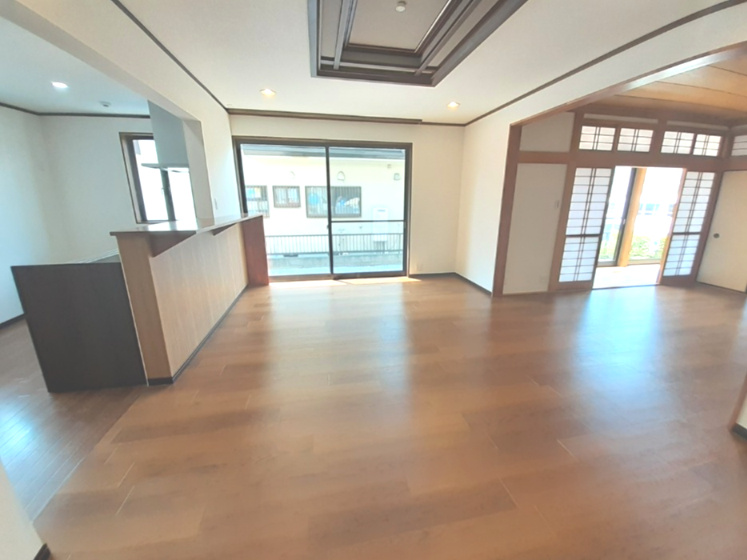 23、5帖の広々としたリビングは、隣に約8帖の和室があり、繋げて更に広々とお使いいただく事も出来ます。南向きで明るい光を取り込みます。また、外と中を繋ぐ機能的な縁側がついています。