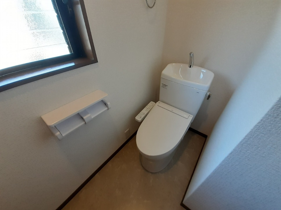 1階トイレ。コンパクトで使いやすいトイレは温水洗浄便座機能付き。トイレにも窓がついているのでこもりやすい臭いも気になりません。