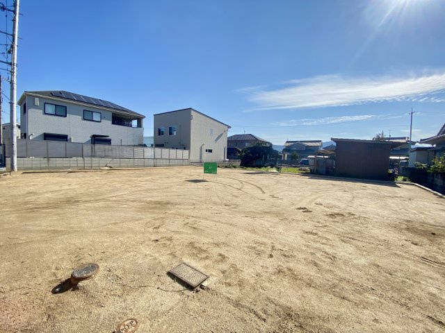 2区画のうちの1区画、西側に位置する約50坪のゆとりある宅地。周辺には新しい住宅も建ち並び、落ち着いた住環境です。整地済みで建築計画が立てやすく、陽当たりも良好。理想の住まいづくりに適した土地です。