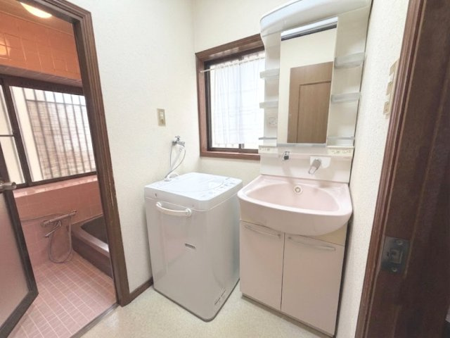 洗面所には窓があり換気も可能です♪※この写真は荷物等を消すCG加工をしております。