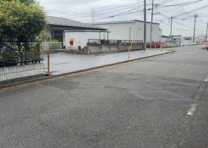 土地の面積＝住宅面積ではありません。建ぺい率の問題などで、土地のある場所によって住宅を建てられる面積は限られています。高さもしかり、「土地」という言葉の中には、建築条件も含まれると考えておきましょう。