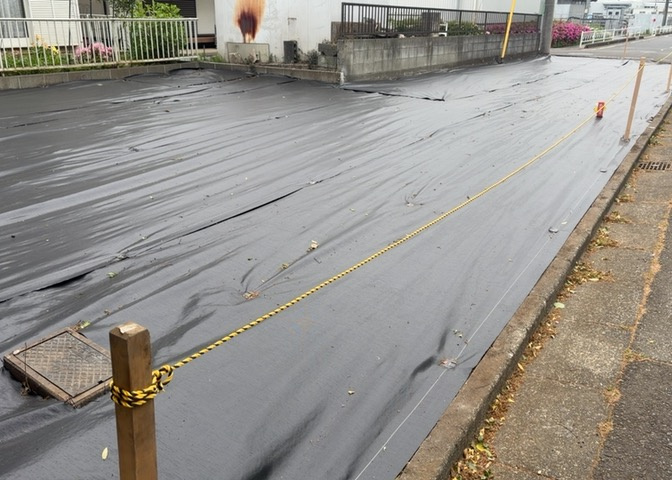 家を建てる場合、方位は要チェックです。現実的に日当たりのよい家ならばリビングは南側、建築基準法でも北側に当たる家への配慮は求められています。土地を見学に行く際は、方位磁針を持って行くようにしましょう。