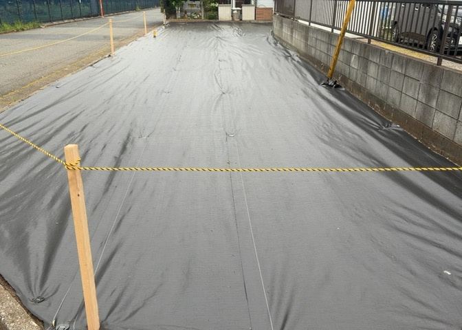 土地の前の道路に消火栓が設置されていることがあります。この場合、道路交通法第45条第1項により、駐車禁止の場所が指定されています。そのため、車庫などの駐車スペースをつくることができない場合があります。