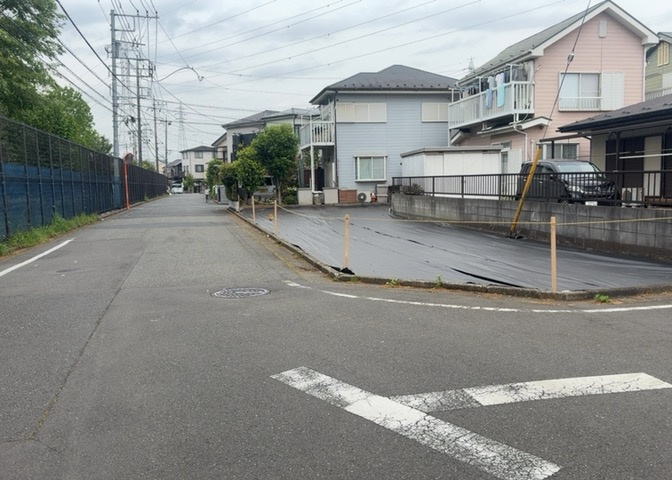 現地に行くなら、物件の周囲の地形がどうなっているかを見ることも大切です。周辺より低くなっている土地では、大雨などで水が集まりやすいため、地盤が弱くなっているということも考えられるため、注意が必要です。