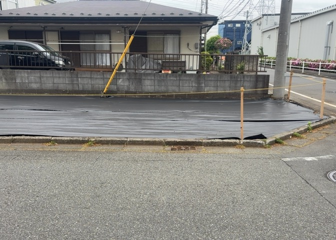 土地購入を検討されている場合、境界杭がない状態で購入してしまうと境界確定測量をする必要があり、費用がかかります。購入の前に、売主、隣土地所有者立ち合いのもと境界を確定し境界杭を設置するのがベストです。