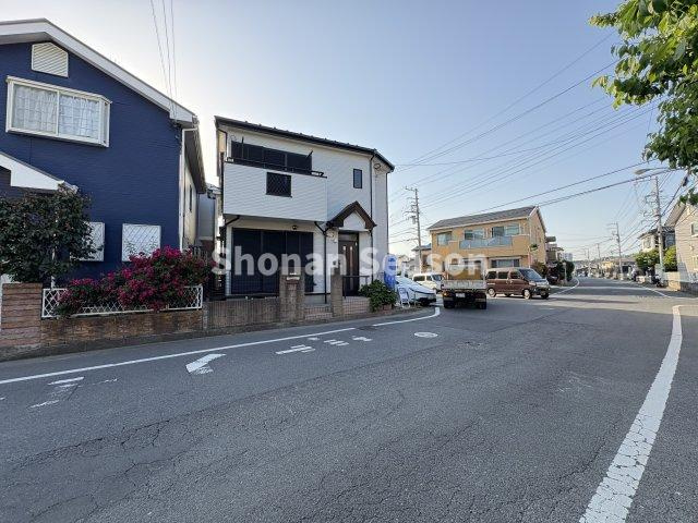 北側公道幅員8.4　接道7.1ｍ　東側公道幅員8.8　接道8.1ｍ　プライバシーが守れる角住居です♪