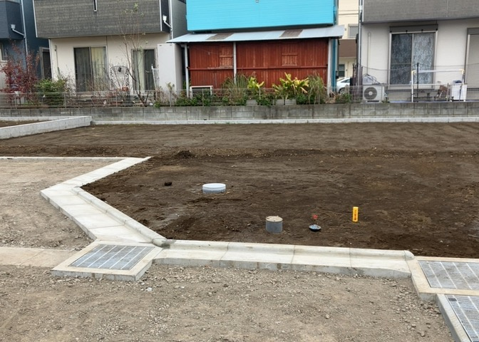 土地の形が極端に長細かったり、狭小地、あるいは道路との高低差がある傾斜地だった場合、後々売ろうとしても買い手がつかない場合もあります。後々、売却することになった時に価値の下がらない土地を選びましょう。